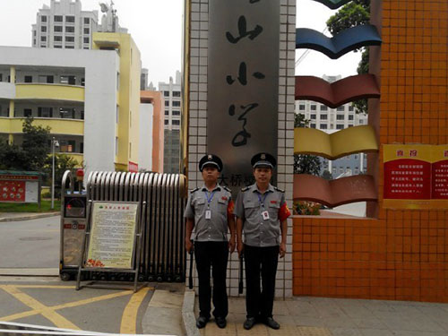 駐雨花區(qū)楓樹(shù)山小學(xué)執(zhí)勤保安員
