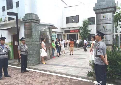湖南萬嬰教育機構保安員執(zhí)勤風采